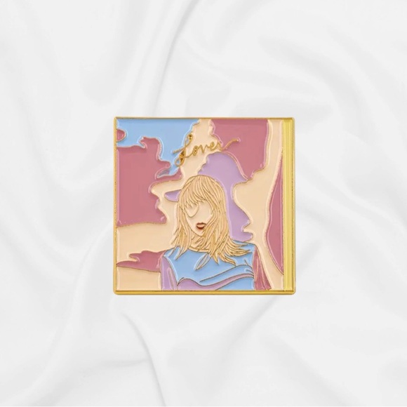 3/$25 Taylor Swift Pin - Picture 1 of 3